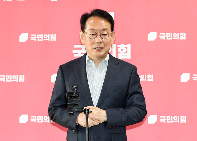 국민의힘 김도읍 의원이 14일 국회에서 부산 북갑에 출마할 것으로 예상되는 한동훈 전 대표와 관련, 입장을 밝히고 있다. <연합뉴스>