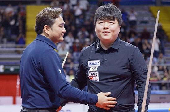 조명우와 트란딴룩은 최근 3년간 국제대회 결승에서 3번 만나 모두 조명우가 승리하고 정상에 올랐다. 트란에게는 지독한 천적관계다. 지난 13일 끝난 콜롬비아 보고타3쿠션월드컵 결승에서도 격돌, 조명우가 50:35로 이기고 우승했다. 보고타3쿠션월드컵 결승전이 끝난 후 조명우가 트란과 인사를 나누고 돌아서고 있다. (사진=SOOP)