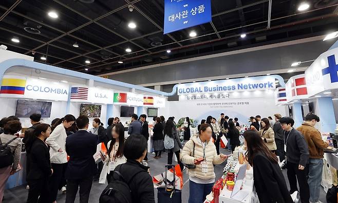 지난 8일 서울 양재동 aT센터에서 열린 '2026 웰스토리 푸드페스타' 행사장을 찾은 관람객들이 '글로벌 대사관' 부스에서 다양한 글로벌 상품을 살펴보고 있다.  삼성웰스토리