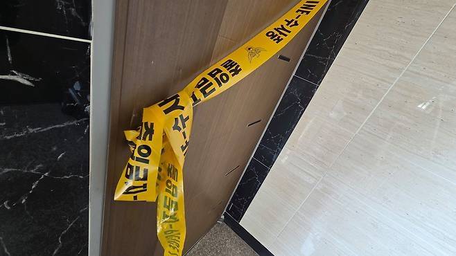 위기가구 일가족 5명이 숨진 집에 폴리스라인이 설치돼 있다. [연합뉴스]