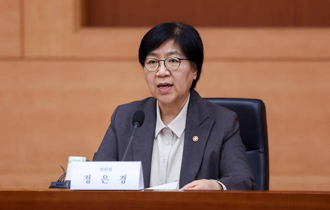 [서울=뉴시스] 김선웅 기자 = 정은경 보건복지부 장관이 14일 서울 종로구 정부서울청사에서 열린 2026년도 제3차 국민연금기금운용위원회에서 모두발언을 하고 있다. 2026.04.14. mangusta@newsis.com /사진=김선웅