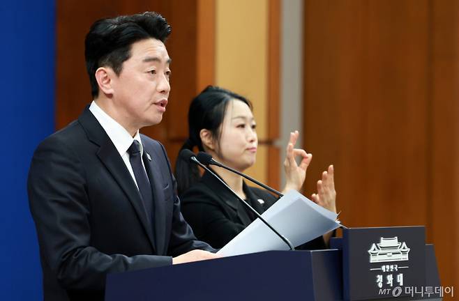 [서울=뉴시스] 고범준 기자 = 강훈식 비서실장이 15일 청와대 춘추관에서 전략경제협력 대통령특사 활동 결과 관련 브리핑을 하고 있다. 2026.04.15. bjko@newsis.com /사진=고범준