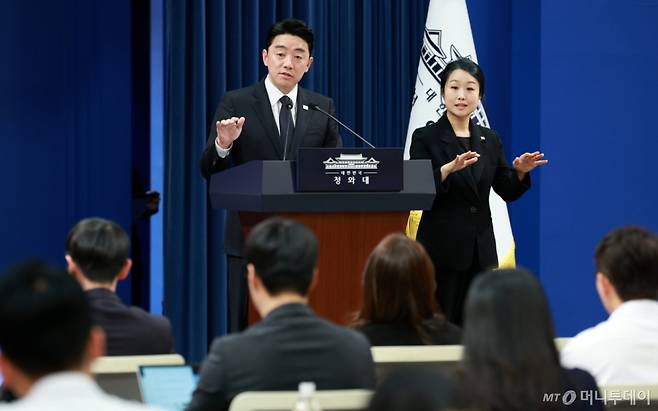 [서울=뉴시스] 고범준 기자 = 강훈식 비서실장이 15일 청와대 춘추관에서 전략경제협력 대통령특사 활동 결과 관련 브리핑을 마치고 취재진 질문에 답변하고 있다. 2026.04.15. bjko@newsis.com /사진=고범준