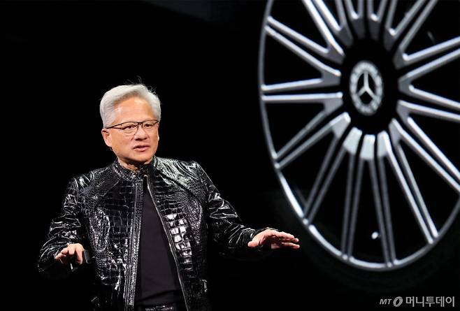 (라스베이거스=뉴스1) 황기선 기자 = 젠슨 황 엔비디아 CEO가 5일(현지시간) 미국 네바다주 라스베이거스 퐁텐블로 호텔에서 열린 엔비디아 CES 2026 라이브에서 기조연설 도중 벤츠와의 협업에 대해 설명하고 있다. (공동취재)  2026.1.6/뉴스1  Copyright (C) 뉴스1. All rights reserved. 무단 전재 및 재배포,  AI학습 이용 금지. /사진=(라스베이거스=뉴스1) 황기선 기자