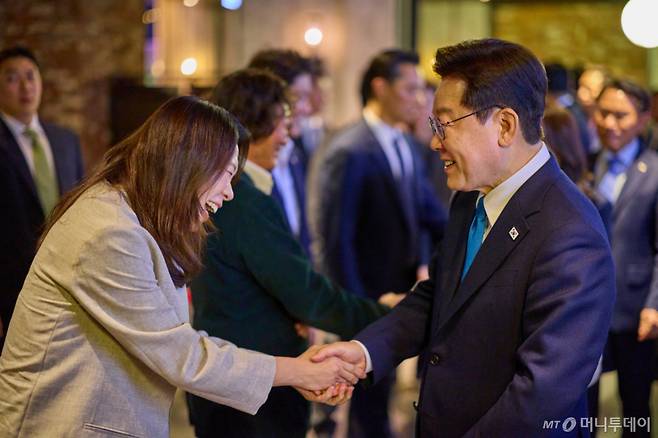 (서울=뉴스1) 허경 기자 = 이재명 대통령과 김혜경 여사가 15일 서울 용산구 CGV에서 영화 '내 이름은'을 관람한 뒤 염혜란 배우와 인사하고 있다. (청와대 제공. 재판매 및 DB 금지) 2026.4.15/뉴스1  Copyright (C) 뉴스1. All rights reserved. 무단 전재 및 재배포,  AI학습 이용 금지. /사진=(서울=뉴스1) 허경 기자