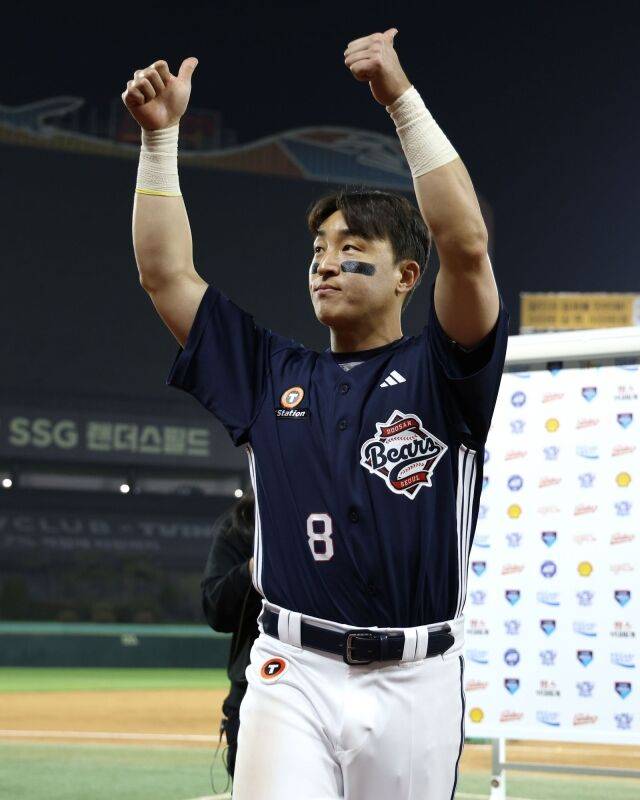 방송 인터뷰 후 팬들에게 인사하는 손아섭./두산 베어스