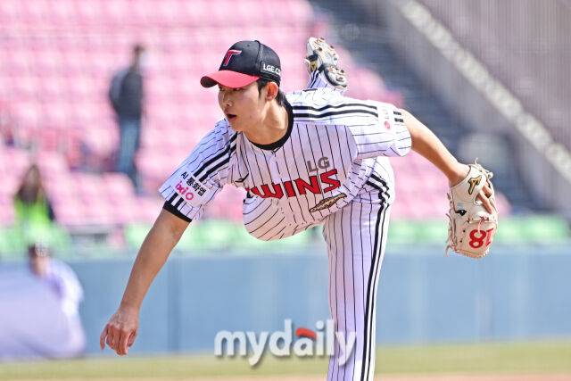 LG 김영우가 6회초 마운드에 올라 힘차게 투구하고 있다./마이데일리