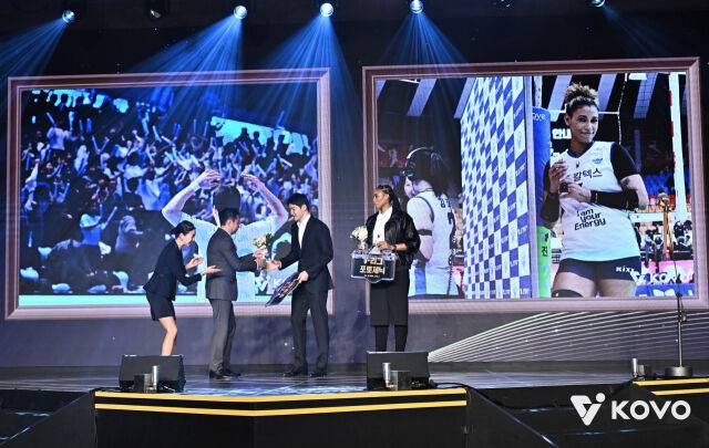 니콘 V리그 포토제닉을 수상한 정지석과 실바과 니콘 이미징 코리아 정해환 사장의 축하를 받고 있다 / 한국배구연맹(KOVO)