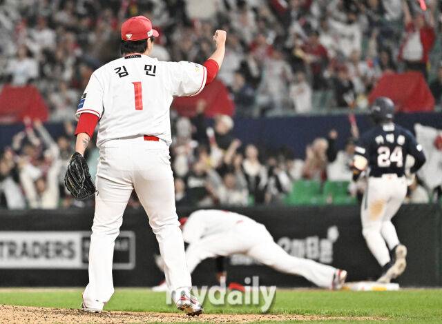15일 오후 인천 SSG랜더스필드에서 진행된 '2026 프로야구 KBO리그' SSG랜더스와 두산베어스의 경기. SSG 김민이 6회초 1사 만루서 카메론을 병살로 잡아낸 뒤 포효하고 있다./인천 = 송일섭 기자