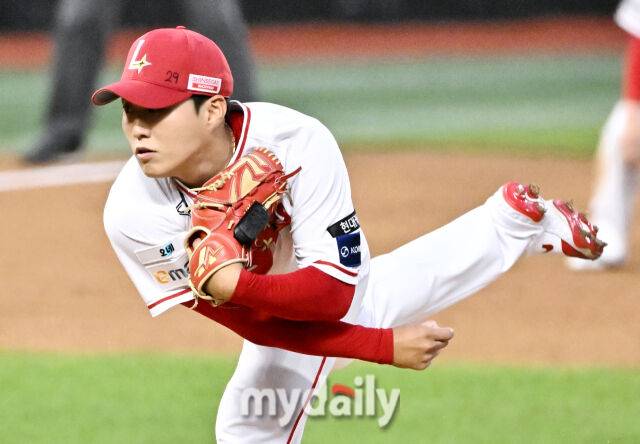 15일 오후 인천 SSG랜더스필드에서 진행된 '2026 프로야구 KBO리그' SSG랜더스와 두산베어스의 경기. SSG 최민준이 선발등판해 역투하고 있다./인천 = 송일섭 기자