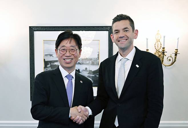 오태석 우주항공청장과 자레드 아이작맨 NASA 청장이 악수를 나누고 있다.[우주항공청 제공]