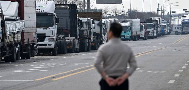 중동 전쟁이 장기화로 인해 유가가 크게 오른 가운데 유류비 부담이 심해진 화물차주들의 자발적 운행 중단이 점차 늘어가고 있다. 14일 오후 인천의 한 주차장에 화물 트레일러들이 가득 주차되어 있다. 인천=임세준 기자