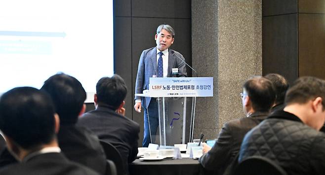 김희성 강원대학교 법학전문대학원 교수는 “하청 업체 노조가 원청의 경영권까지 관여하려는 사례가 발생하고 있다”며 노란봉투법이 야기할 부작용을 우려했다. 임세준 기자