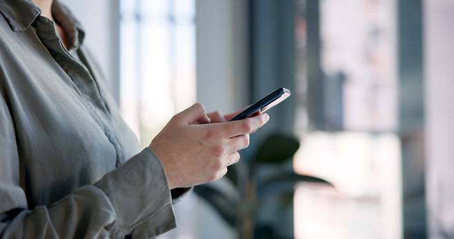 보험개발원이 운영하는 실손24 애플리케이션을 이용하면 병원 창구를 다시 찾지 않고도 진료비 영수증과 세부산정내역서가 보험사로 자동 전송된다. 지난해 10월 의원·약국까지 대상이 확대됐다. [게티이미지뱅크]