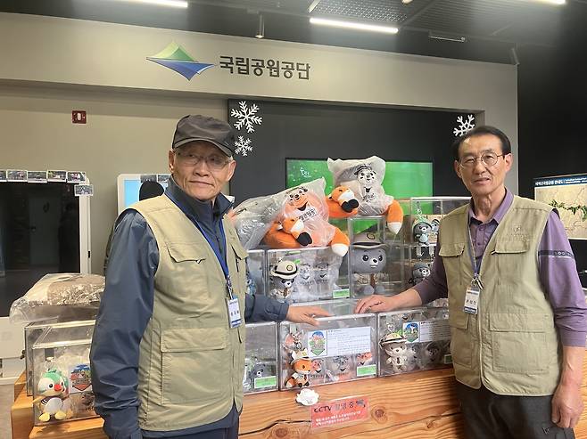 태백산국립공원 탐방지원센터 창의점빵에서 국립공원 굿즈를 판매하며 공원 시설과 관광 안내를 맡고 있는 권성진(71, 사진 오른쪽) 씨는 태백시니어클럽을 통해 노인일자리 사업에 참여하고 있다.[한국노인인력개발원 제공]
