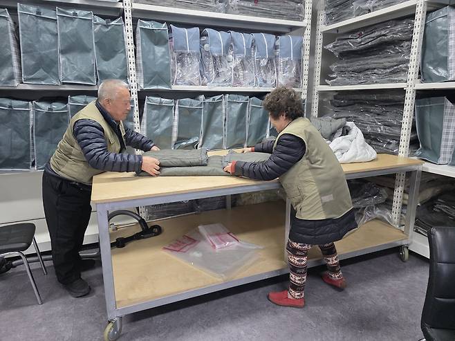 박귀순씨(72)와 이상준씨(70) 부부가 태백산국립공원 내 소도야영장에서 세탁한 캠핑용 침구를 정리하고 있다.[한국노인인력개발원 제공]