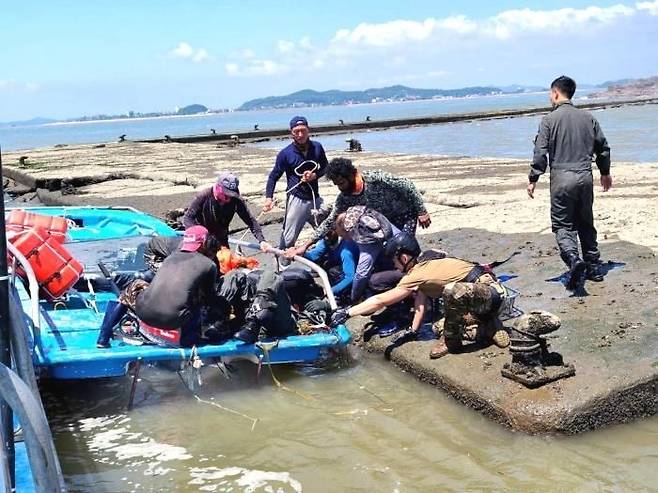 2022년 8월 12일 스리랑카 국적 노동자인 루완씨와 그의 동료들이 비상탈출한 조종사를 배로 구조한 모습. [안산시 외국인주민상담지원센터]