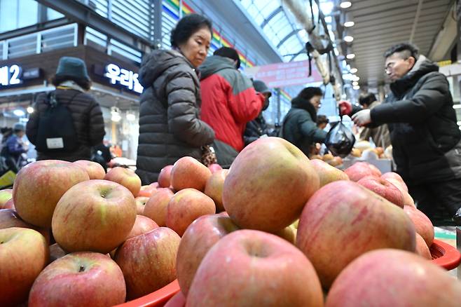 서울 동대문구 경동시장을 찾은 시민들이 제수용 과일을 살펴보고 있다. 임세준 기자