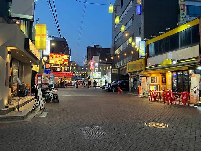 [서울=뉴시스] 정우영 인턴기자 = 14일 오후 7시께 서울 종로구 혜화역 인근 술집 거리 전경. 유동 인구는 물론 술집을 찾는 이들의 수가 많지 않다. 2026.4.14. *재판매 및 DB 금지