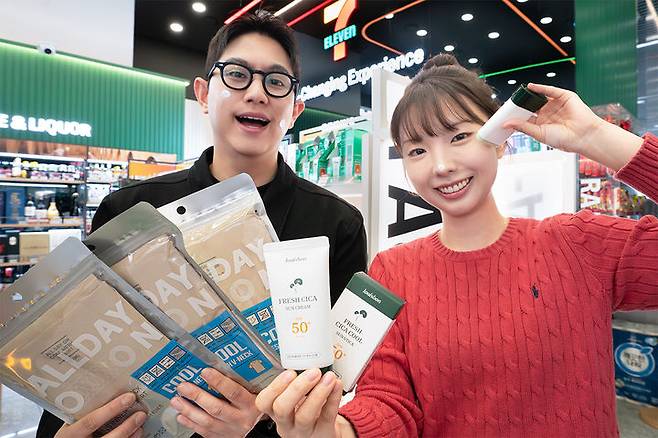 편의점 세븐일레븐이 하절기 시즌 패션 상품과 가성비 선케어 제품을 차례로 선보이며 다가오는 여름 채비에 나선다고 지난 2일 밝혔다. *재판매 및 DB 금지