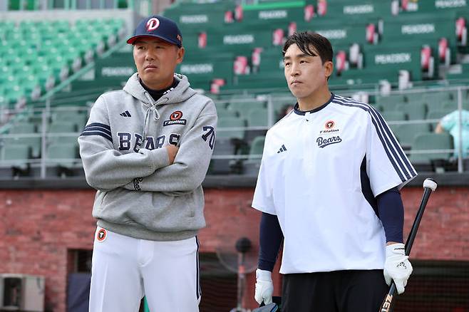 [서울=뉴시스] 프로야구 두산 베어스의 김원형 감독과 손아섭. (사진 = 두산 베어스 제공) *재판매 및 DB 금지