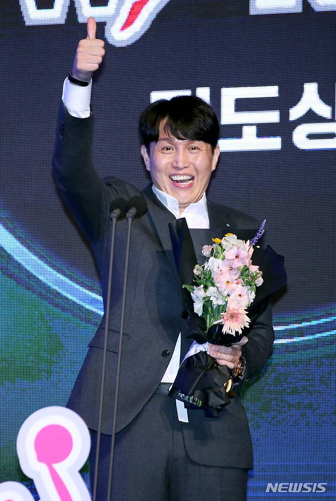 [서울=뉴시스] 김진아 기자 = 6일 서울 영등포구 63컨벤션센터에서 열린 신한은행 SOL 2022-2023 여자프로농구 정규리그 시상식에서 지도상을 수상한 우리은행 위성우 감독이 소감을 말하고 있다. 2023.03.06. bluesoda@newsis.com