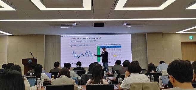 15일 우리금융 본사에서 박석현 연구원이 코스피 전망을 발표하고 있다. *재판매 및 DB 금지