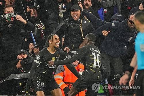 브래들리 바르콜라(왼쪽)와 득점을 축하하는 우스만 뎀벨레 [AP=연합뉴스]