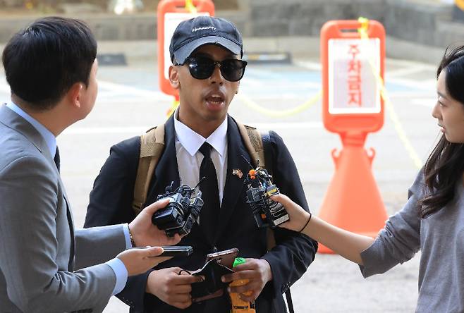 '평화의 소녀상'에 입을 맞추는 등 기행을 벌여온 미국인 유튜버 조니 소말리가 1심에서 실형을 선고받고 법정구속 됐다. 사진은 이날 조니 소말리가 서울 서부지법에서 열린 1심 선고공판에 출석하는 모습. 연합뉴스