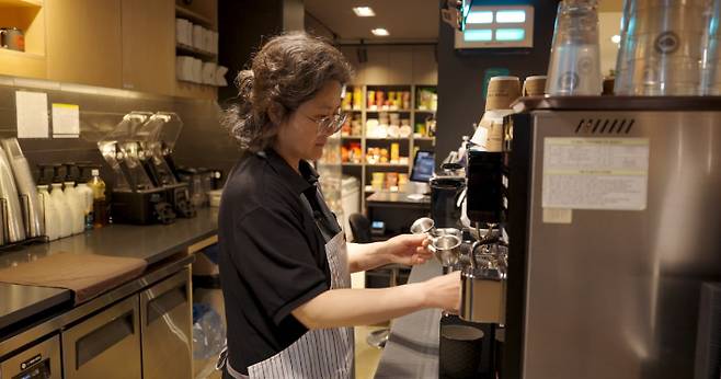 2026년 장애인 고용촉진대회에서 산업포장을 받은 행복두드리미㈜ 김금재 대리가 커피를 제조하고 있다. 한국장애인고용공단 제공