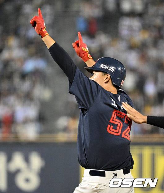 [OSEN=잠실, 이대선 기자] 14일 서울 잠실야구장에서 2026 신한 SOL KBO리그 LG 트윈스와 롯데 자이언츠의 경기가 열렸다.이날 LG는 송승기, 롯데는 나균안을 선발로 내세웠다.7회초 1사 1,3루에서 롯데 노진혁이  중전 적시타를 치고 환호하고 있다. 2026.04.14 /sunday@osen.co.kr