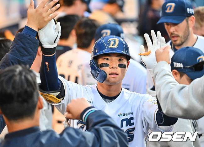 [OSEN=창원, 이석우 기자] 14일 창원NC파크에서 2026 신한 SOL KBO 리그 NC 다이노스와 KT 위즈의 경기가 열렸다. 홈팀 NC는 버하겐이, 방문팀 KT는 고영표가 선발 출전했다. NC 다이노스 김주원이 1회말 우월 솔로 홈런을 치고 하이파이브를 하고 있다. 2026.04.14 / foto0307@osen.co.kr