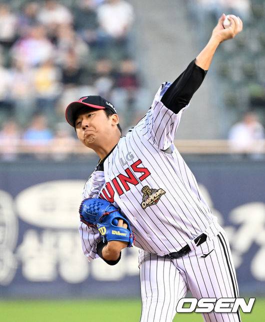 [OSEN=잠실, 이대선 기자] 31일 서울 잠실야구장에서 2026 신한 SOL KBO리그 LG 트윈스와 롯데 자이언츠의 경기가 열렸다.이날 LG는 송승기, 롯데는 나균안을 선발로 내세웠다.1회초 무사에서 LG 선발투수 송승기가 역투하고 있다. 2026.04.14 /sunday@osen.co.kr