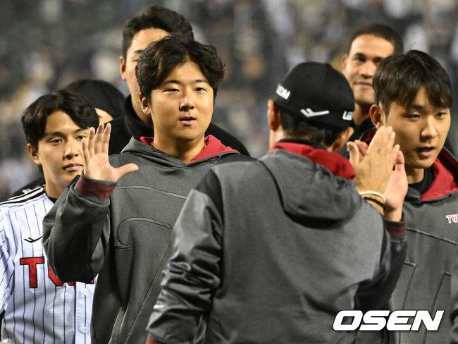 [OSEN=잠실, 이대선 기자] 프로야구 LG 트윈스가 롯데 자이언츠를 꺾고 8연승을 질주했다.  LG는 14일 서울 잠실구장에서 열린 2026 KBO리그 롯데와 시즌 첫 '엘롯라시코'에서 2-1 한 점 차 승리를 거뒀다. 1-1 동점인 8회 오스틴의 결승 솔로 홈런이 터지면서 '연승'을 8까지 늘렸다. 경기 종료 후 LG 송승기가 염경엽 감독과 승리의 기쁨을 나누고 있다. 2026.04.14 /sunday@osen.co.kr