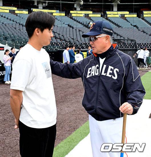 [OSEN=대전, 지형준 기자] 14일 대전 한화생명 볼파크에서 2026 신한 SOL KBO리그 한화 이글스와 삼성 라이온즈의 경기가 열렸다.3연패 중인 한화는 문동주, 4연승을 노리는 삼성은 최원태가 선발로 나섰다.&nbsp;경기에 앞서 한화는 두산 베어스와 외야수 손아섭을 보내고 좌완 투수 이교훈과 현금 1억5000만원을 받는 트레이드를 단행했다.한화 김경문 감독이 이교훈과 인사를 나누고 있다. 2026.04.14&nbsp;/ jpnews@osen.co.kr