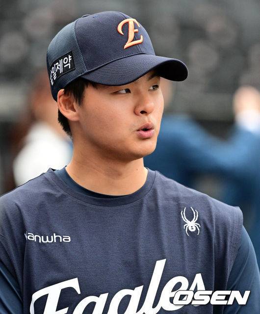 [OSEN=대전, 지형준 기자] 14일 대전 한화생명 볼파크에서 2026 신한 SOL KBO리그 한화 이글스와 삼성 라이온즈의 경기가 열렸다.3연패 중인 한화는 문동주, 4연승을 노리는 삼성은 최원태가 선발로 나섰다.&nbsp;경기에 앞서 한화는 두산 베어스와 외야수 손아섭을 보내고 좌완 투수 이교훈과 현금 1억5000만원을 받는 트레이드를 단행했다.한화 이교휸이 인터뷰를 준비하고 있다. 2026.04.14&nbsp;/ jpnews@osen.co.kr