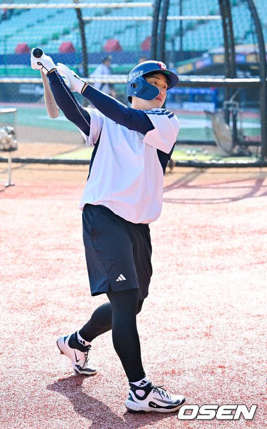 [OSEN=인천, 민경훈 기자] 15일 오후 인천 SSG랜더스필드에서 ‘2026 신한 SOL Bank KBO리그' SSG 랜더스와 두산 베어스의 경기가 진행될 예정인 가운데 그라운드에서 훈련이 진행됐다. 경기 전 두산 손아섭이 타격연습을 하고 있다. 2026.04.15 / rumi@osen.co.kr