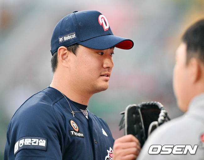 [OSEN=인천, 민경훈 기자] 15일 오후 인천 SSG랜더스필드에서 ‘2026 신한 SOL Bank KBO리그' SSG 랜더스와 두산 베어스의 경기가 진행됐다. 1회말을 마친 두산 선발 이영하가 아쉬워하며 덕아웃으로 향하고 있다. 2026.04.15 / rumi@osen.co.kr