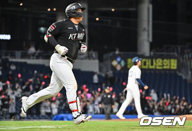 [OSEN=창원, 이석우 기자] 15일 창원NC파크에서 2026 신한 SOL KBO 리그 NC 다이노스와 KT 위즈의 경기가 열렸다. 홈팀 NC는 신민혁이, 방문팀 KT는 오원석이 선발 출전했다. KT 위즈 김현수가 7회초 1사 1,2루 우월 3점 홈런을 치고 진루하고 있다. 2026.04.15 / foto0307@osen.co.kr