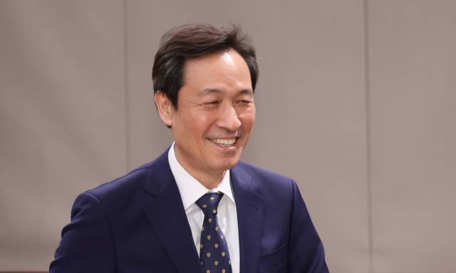 ▲6·3 지방선거 강원도지사 선거 출마를 위해 사직하는 우상호 정무수석이 18일 청와대 기자회견장에서 사직인사 후 이동하고 있다. ⓒ연합뉴스