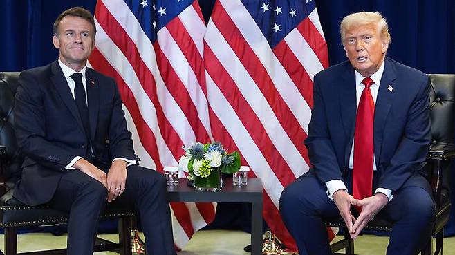 작년 9월, 뉴욕에서 마주 앉은 프랑스 마크롱 대통령과 미국 트럼프 대통령
