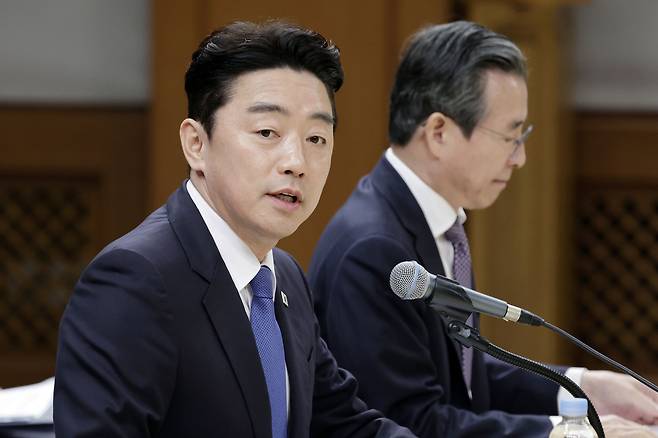 지난 7일 강훈식 비서실장이 청와대에서 열린 중동상황 관련 기자간담회에서 발언하고 있다. 뉴시스