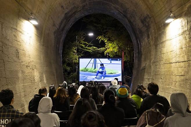 자난해 전북 전주 한옥마을 인근 한벽터널에서 열린 제26회 전주국제영화제 ‘골목상영’ 모습. 전주국제영화제 제공
