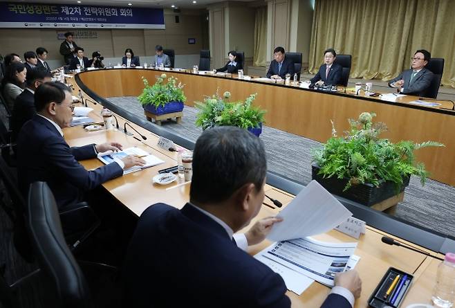 국민성장펀드 2차 전략위원회 - 14일 중구 예금보험공사에서 열린 국민성장펀드 2차 전략위원회에서 공동위원장인 이억원 금융위원장이 발언을 하고 있다. 2026.4.14 연합뉴스