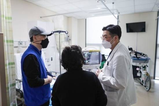 국군수도병원 소속 군의관이 민간인 환자를 진료하고 보호자와 상담하고 있다. 사진 제공=국방부