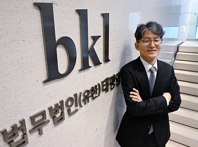 김준우 법무법인 태평양 변호사가 서울경제신문과의 인터뷰에 앞서 포즈를 취하고 있다. 성형주 기자