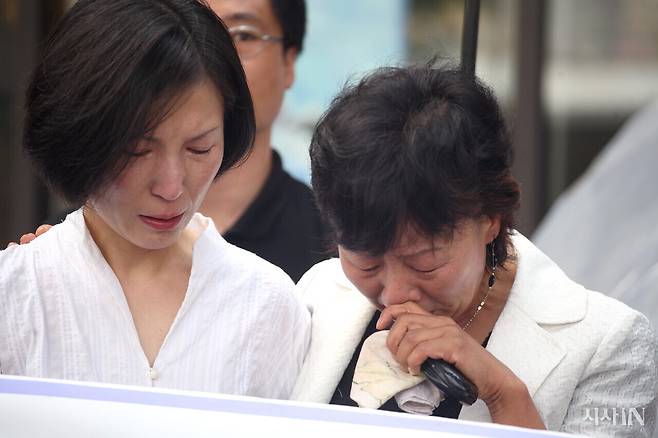 2007년 ‘굿바이 <시사저널>’ 기자회견에 참석한 서명숙 이사장(오른쪽)과 이숙이 당시 <시사저널> 기자(현 <시사IN> 대표). ⓒ시사IN 포토