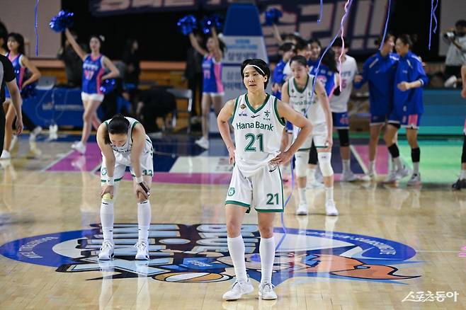 이이지마 사키(21번)를 비롯한 하나은행 선수들이 13일 용인체육관에서 열린 삼성생명과 4강 PO 3차전에서 연장 접전 끝에 패한 뒤 아쉬워하고 있다. 사진제공｜WKBL