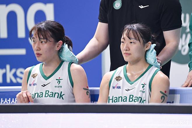 하나은행 정현(왼쪽)과 정예림이 13일 용인체육관에서 열린 삼성생명과 4강 PO 3차전 도중 벤치에서 쉬고 있다.  사진제공｜WKBL