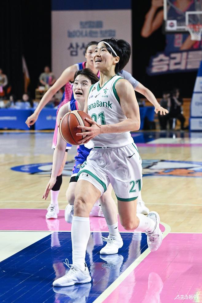 하나은행 이이지마 사키(앞)가 13일 용인체육관에서 열린 삼성생명과 4강 PO 3차전 도중 골밑 골파를 시도하고 있다. 사진제공｜WKBL
